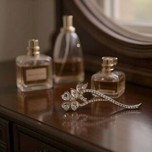 Vintage Swarovski heart shaped floral crystal golden brooch  w/stem 💛💛💛💛